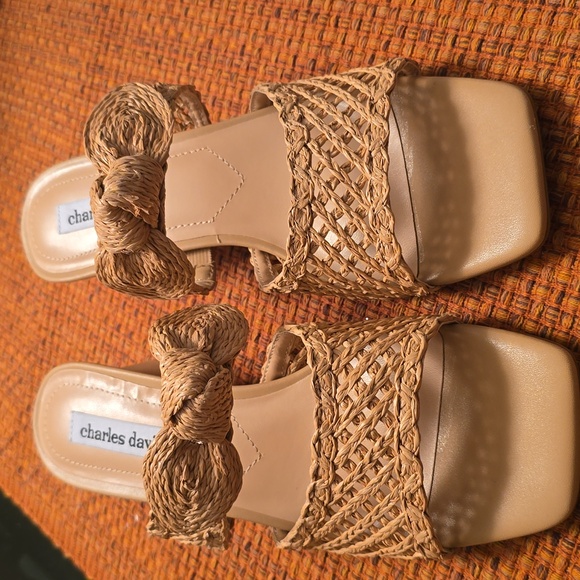 CHARLES DAVID BRAND WOMEN'S TAN SLIP-ON SUMMER SANDALS SIZE 8.5 - Picture 15 of 16